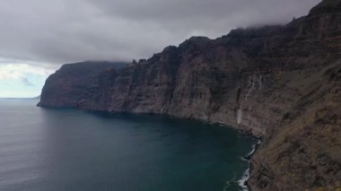 Tenerife bulutlu Los Gigantes Cliffs havadan görünümü, Kanarya Adaları, İspanya