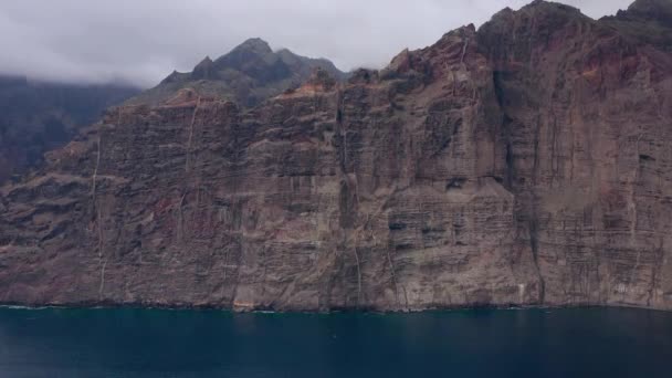 Vista aérea de los acantilados de Los Gigantes en Tenerife nublado, Islas Canarias, España — Vídeos de Stock