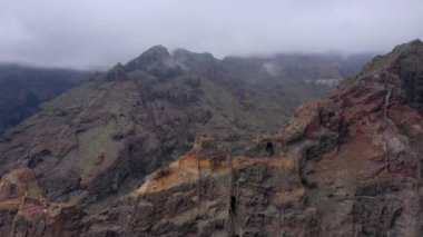 Tenerife 'deki Los Gigantes Kayalıkları' nın havadan görünüşü bulutlu, Kanarya Adaları, İspanya. Farklı hızlarda çekilmiş, normal ve hızlandırılmış.