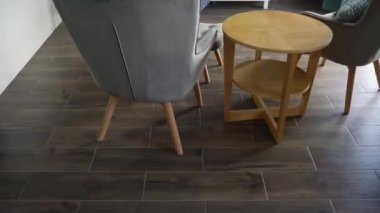 Kadın bir sandalyede oturuyor, yeşil ekran ile Tv izliyor, uzaktan kumanda ile kanal geçiş. Renk anahtarı. Kapalı