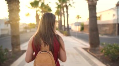 Fotoğrafçı turist kadın gün batımında güzel bir tropikal manzara kamera ile fotoğraf çekmek