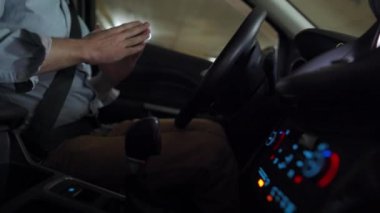 Otomatik otoparkta otopark için otomatik pilot kullanan bir adam yenilikçi bir şekilde araba kullanıyor.