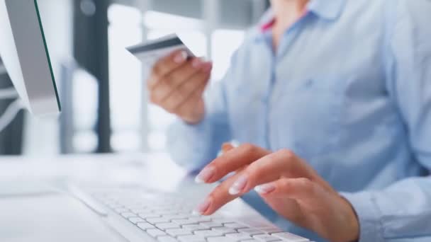 Manos femeninas escribiendo el número de tarjeta de crédito en el teclado de la computadora. Mujer haciendo compra en línea. Servicio de pago en línea. — Vídeos de Stock