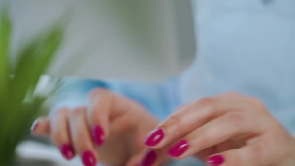 Mani femminili con manicure lucente che digitano su una tastiera di computer — Video Stock