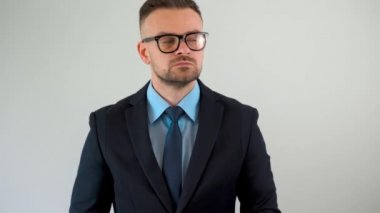 Resmi olarak giyinmiş bir adam elinde bir tomar banknot tutuyor, kurnazca etrafa bakıyor ve ceketinin iç cebine para saklıyor.