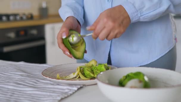 Срок годности авокадо для применения - отделяет мякоть от кожи ложкой — стоковое видео