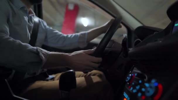 Hombre conduciendo en coche automatizado innovador usando piloto automático de auto-estacionamiento para estacionar en el estacionamiento — Vídeo de stock