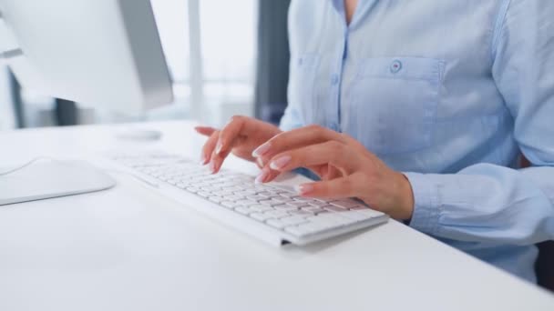 Ženské ruce, psaní na klávesnici počítače — Stock video