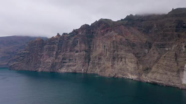 Vista aérea de Los Gigantes Cliffs em Tenerife nublado, Ilhas Canárias, Espanha — Vídeo de Stock