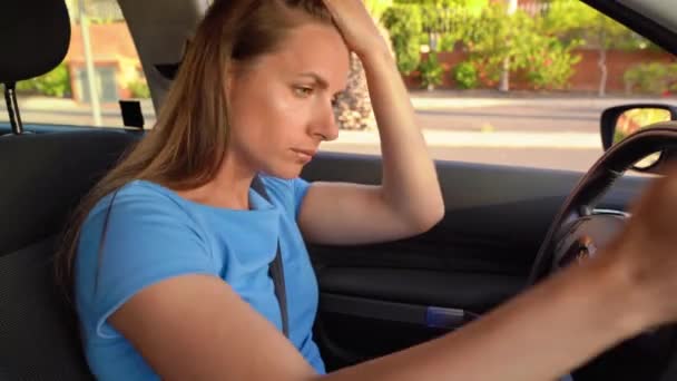 De vrouw in de blauwe jurk is boos en overstuur, omdat haar auto kapot ging. — Stockvideo