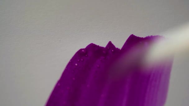 Zeichnung mit einem Pinsel auf weißem Papier mit violettem Aquarell in Nahaufnahme. Textur und Hintergrund — Stockvideo