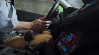 Otomatik otoparkta otopark için otomatik pilot kullanan bir adam yenilikçi bir şekilde araba kullanıyor.