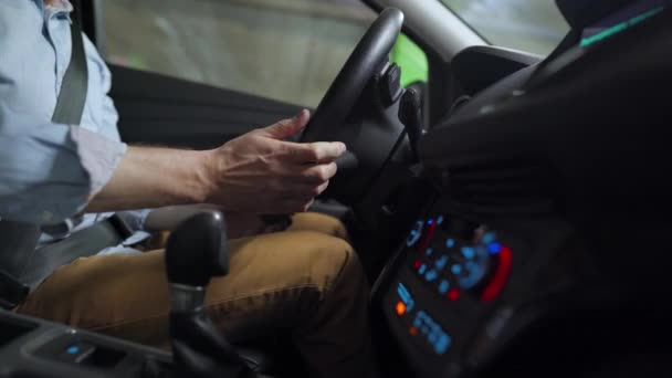 Hombre conduciendo en coche automatizado innovador usando piloto automático de auto-estacionamiento para estacionar en el estacionamiento — Vídeos de Stock
