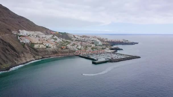 Вид с воздуха на Los Gigantes, вид на гавань и город. Лодка входит в пристань. Ускоренное видео Тенерифе, Канарские острова, Испания — стоковое видео