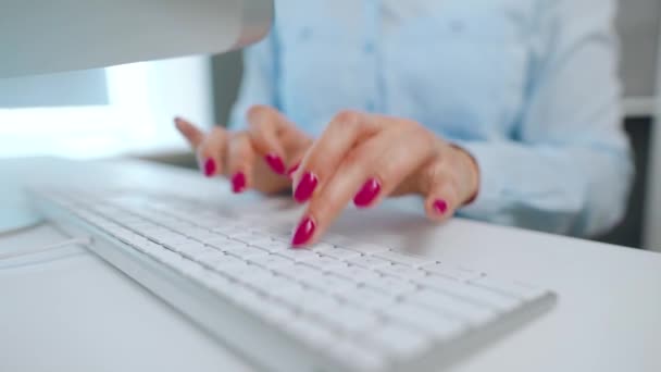 Mani femminili con manicure lucente che digitano su una tastiera di computer — Video Stock