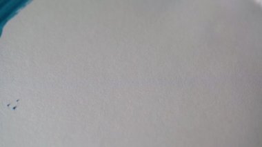 Mavi suluboya ile beyaz kağıda boya fırçası çiziyorum. Doku ve arkaplan