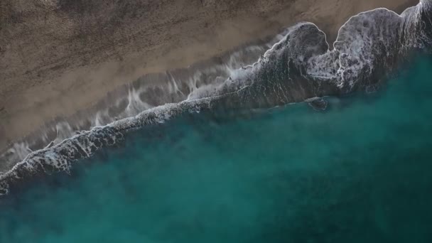 Vue de dessus de la plage de sable noir du désert sur l'océan Atlantique. Côte de l'île de Tenerife. Images aériennes de drones de vagues atteignant le rivage 