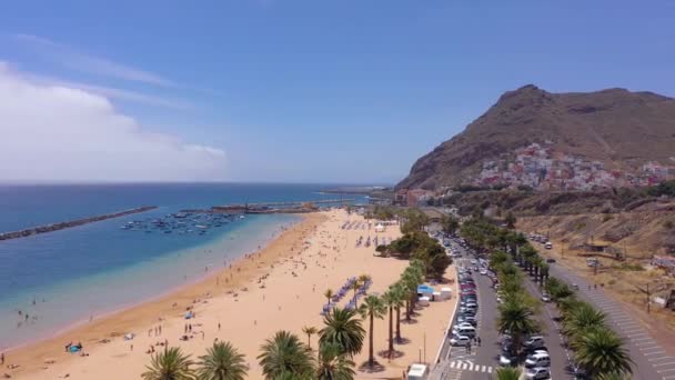 Vista aérea de la playa de Las Teresitas, carretera, coches en el estacionamiento, playa de arena dorada y el Océano Atlántico. Tenerife, Islas Canarias, España — Vídeo de stock