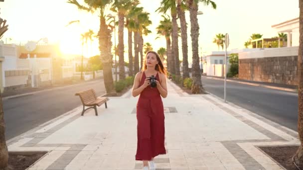 Fotografo donna turistica scattare foto con macchina fotografica in un bellissimo paesaggio tropicale al tramonto — Video Stock