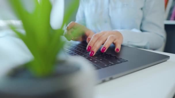 Manos femeninas con manicura brillante escribiendo en un teclado portátil — Vídeos de Stock