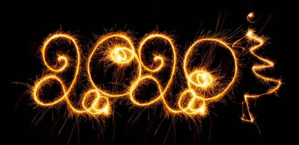 Frohes neues Jahr - 2019 mit Wunderkerzen auf schwarzem Hintergrund — Stockfoto