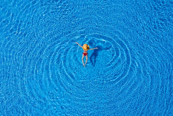 Вид сверху в виде женщины в красном купальнике и большом желтом — стоковое фото