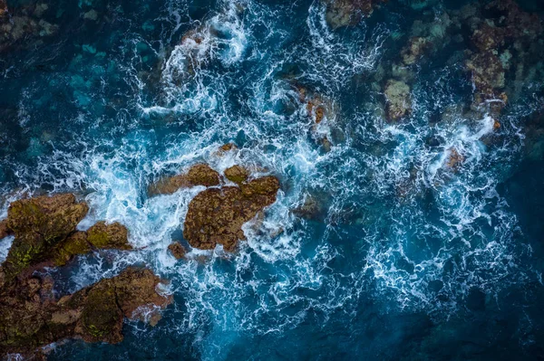 Blick von oben auf eine menschenleere Küste. Felsenküste der Insel Tener — Stockfoto