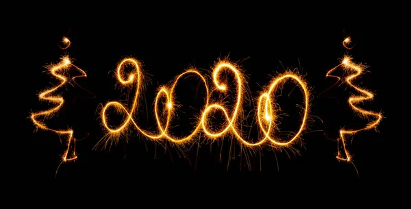 Happy New Year 2019 dengan sparklers di latar belakang hitam Stok Foto Bebas Royalti