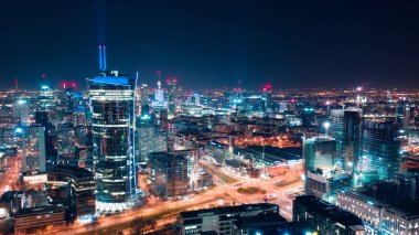 Gece Varşova iş merkezinin havadan görünüşü: gökdelenler ve 