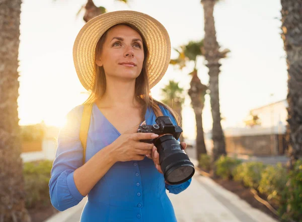 Фотограф-туристична жінка робить фотографії з фотоапаратом в красі Ліцензійні Стокові Фото