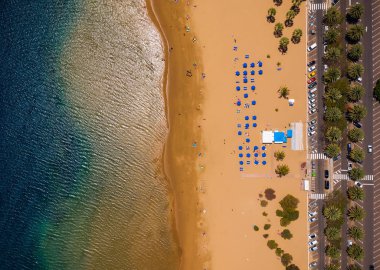 Las Teresitas plajı, yol, otoparktaki arabalar.,