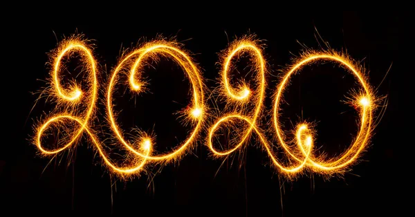 Frohes neues Jahr 2020 mit Wunderkerzen auf schwarzem Hintergrund — Stockfoto