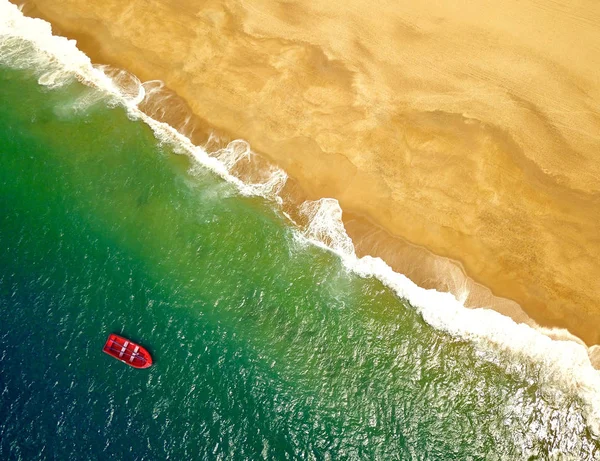 Pemandangan utama dari perahu merah kesepian berlabuh di lepas pantai laut — Stok Foto