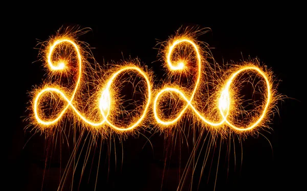 Frohes neues Jahr 2020 mit Wunderkerzen auf schwarzem Hintergrund — Stockfoto