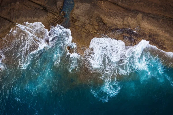 Blick von oben auf eine menschenleere Küste. Felsenküste der Insel Tener — Stockfoto