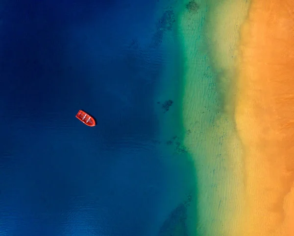 Pemandangan udara dari perahu merah kesepian berlabuh di lepas pantai Las T — Stok Foto