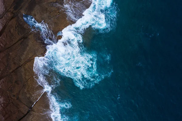 Vista superior de una costa desierta. Orilla rocosa de la isla de Tener — Foto de Stock