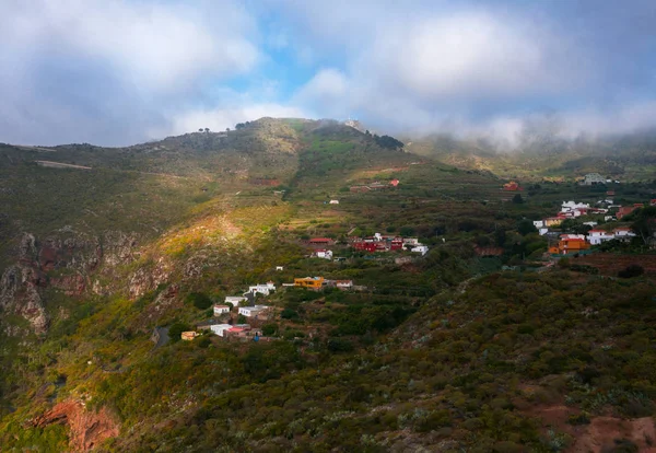 Pemandangan udara dari pemukiman di pegunungan tertutup oleh veget yang jarang — Stok Foto
