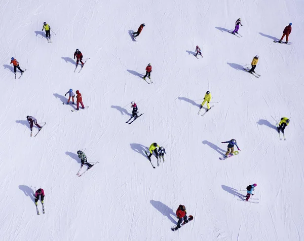 Ιστορικό πολλών σκιέρ και snowboarders. Χειμερινά αθλήματα Φωτογραφία Αρχείου