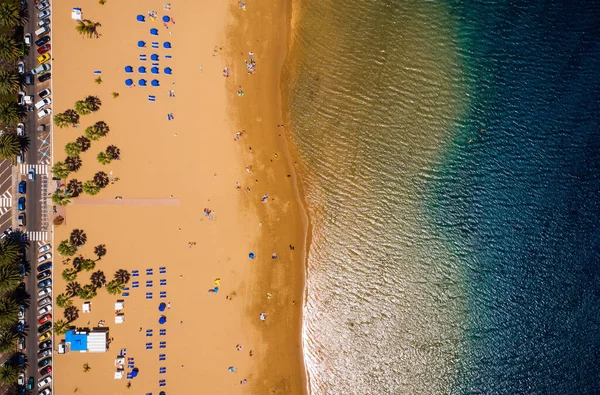 Blick von oben auf Las Teresitas Strand, Straße, Autos auf dem Parkplatz, — Stockfoto