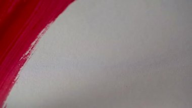 Kırmızı suluboya ile beyaz kağıda boya fırçası çiziyorum. Doku ve arkaplan