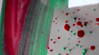 Kırmızı ve yeşil suluboya ile karıştırılmış beyaz kağıda boya fırçasıyla çok yakından çizilmiş. Doku ve arkaplan