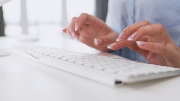 Manos femeninas escribiendo en un teclado de computadora — Vídeo de stock