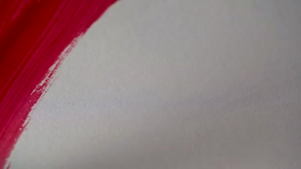 Dessin avec un pinceau sur papier blanc avec aquarelle rouge en gros plan. Texture et arrière-plan — Video