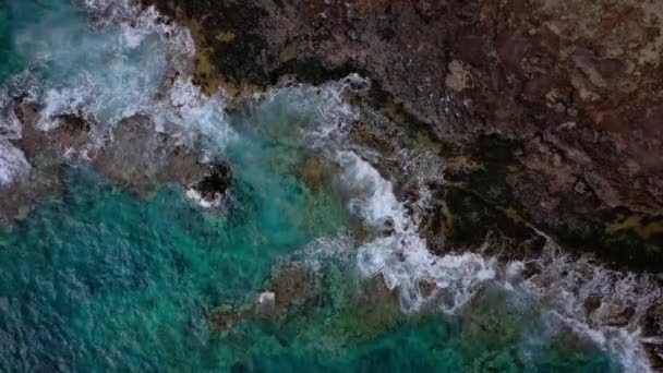 Widok z góry na opuszczone wybrzeże. Skaliste wybrzeże wyspy Teneryfa. Lotnicze Drone Zdjęcia fal oceanicznych docierających do brzegu — Wideo stockowe
