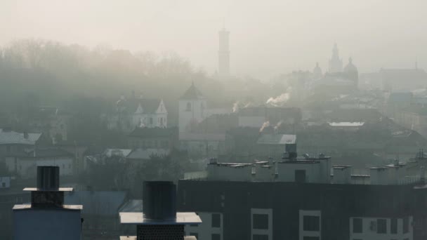 Lviv történelmi központja sűrű ködben. Épületek és háztetők sziluettjei. Ukrajna — Stock videók