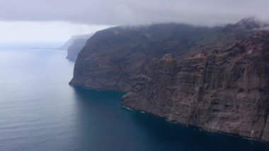 Tenerife bulutlu Los Gigantes Cliffs havadan görünümü, Kanarya Adaları, İspanya