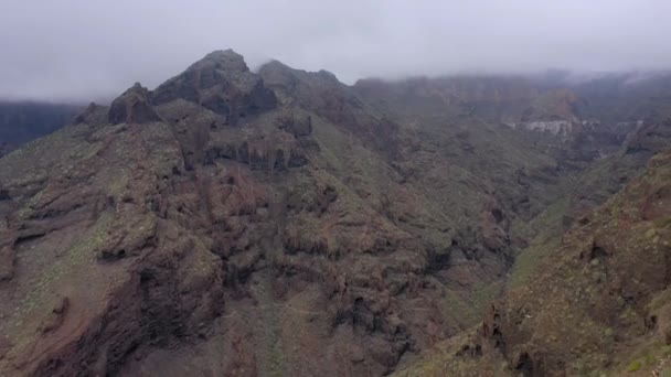 Vista aérea de los acantilados de Los Gigantes en Tenerife nublado, Islas Canarias, España — Vídeo de stock