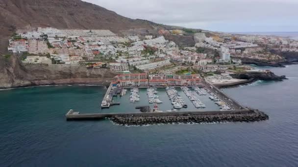 从空中俯瞰Los Gigantes，俯瞰码头和城市。 从海岸向大海飞去. Tenerife，加那利群岛，西班牙 — 图库视频影像