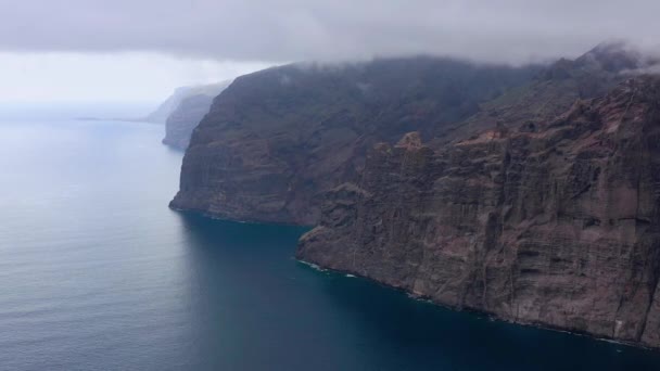 Vista aérea de Los Gigantes Cliffs em Tenerife nublado, Ilhas Canárias, Espanha — Vídeo de Stock